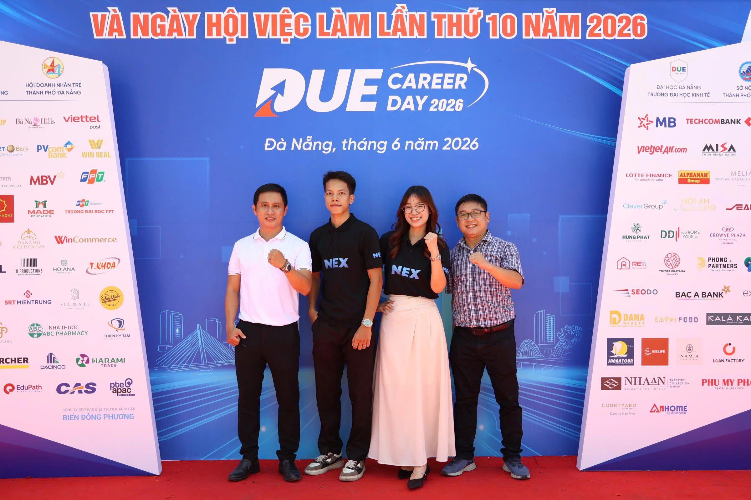 Đội ngũ Nex chụp ảnh lưu niệm tại Backdrop sự kiện