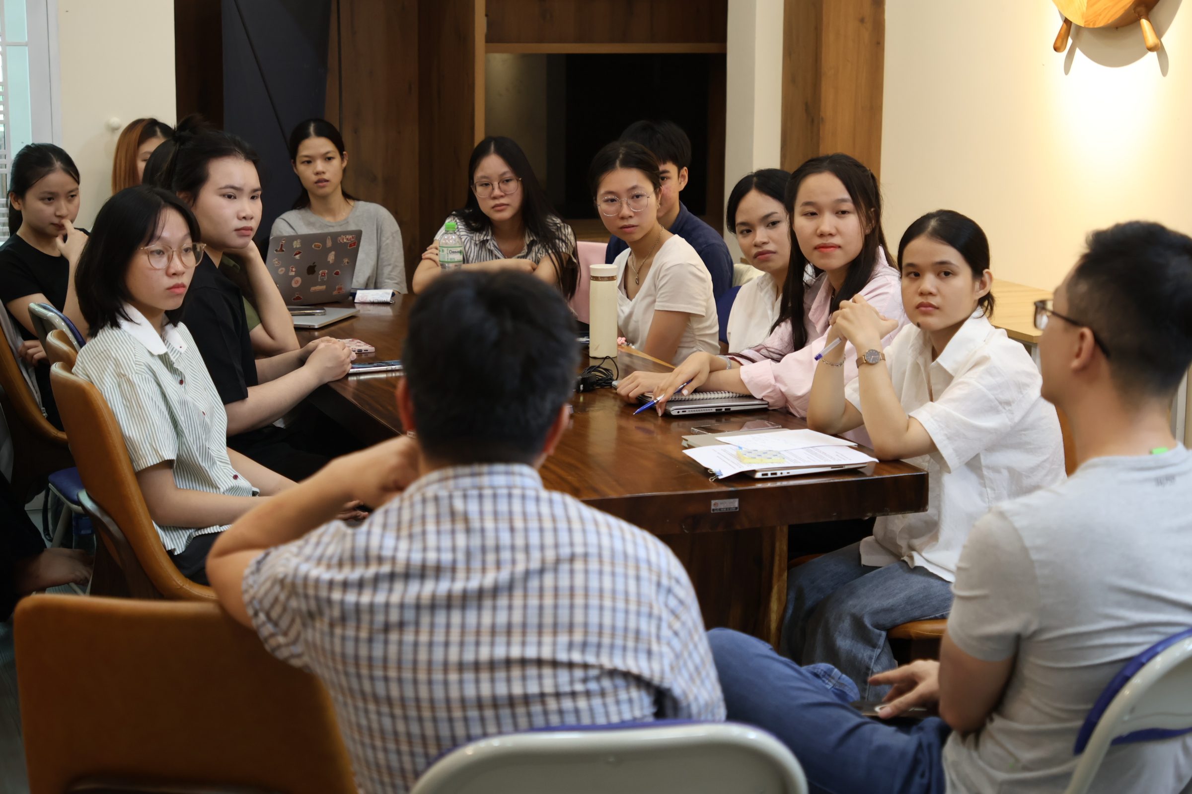 Sinh viên lắng nghe