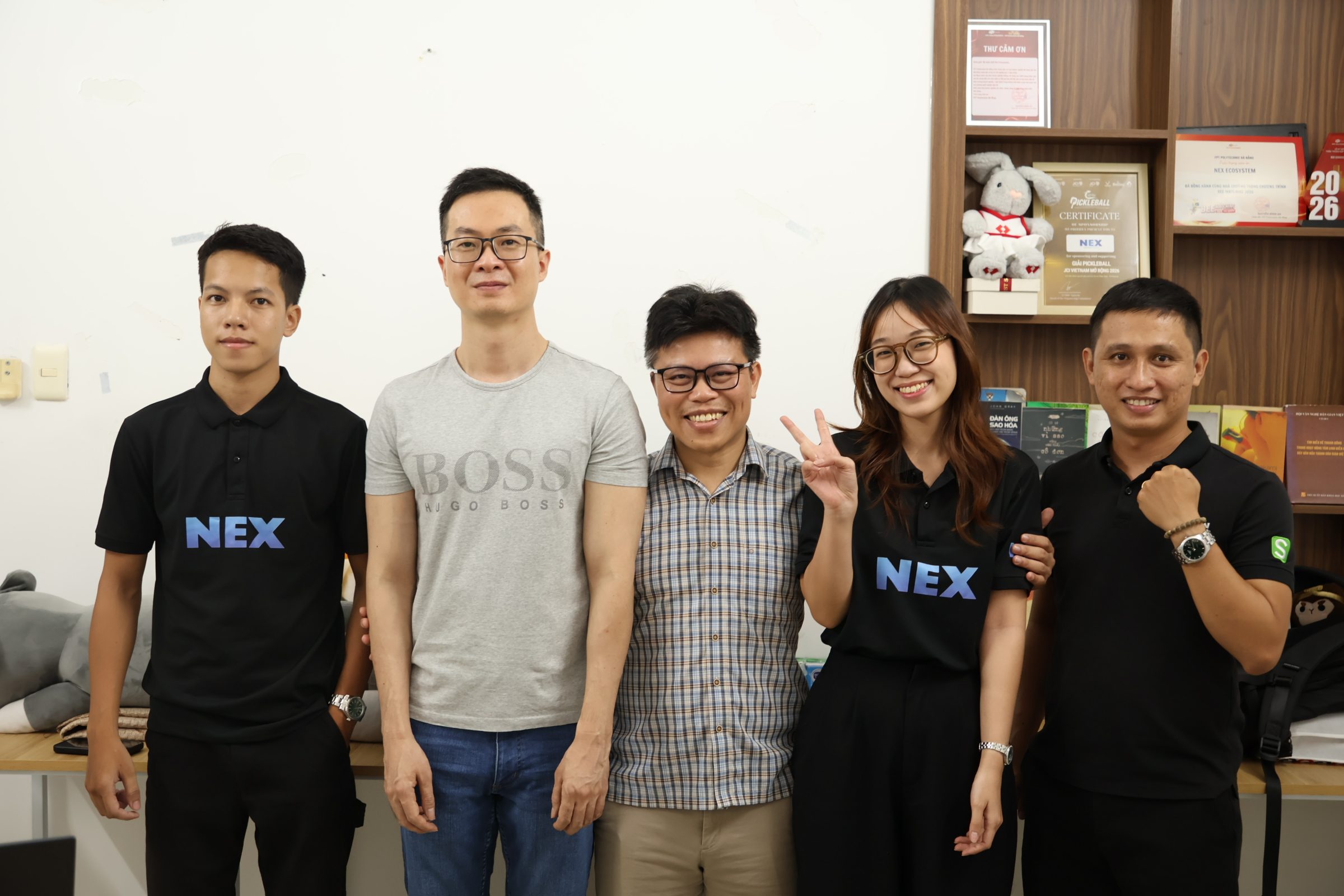 Đội ngũ Nex cùng GS. Bách Nguyễn (University of Exeter) và TS. Lê Đức Tiến (ĐH Kinh tế Đà Nẵng)