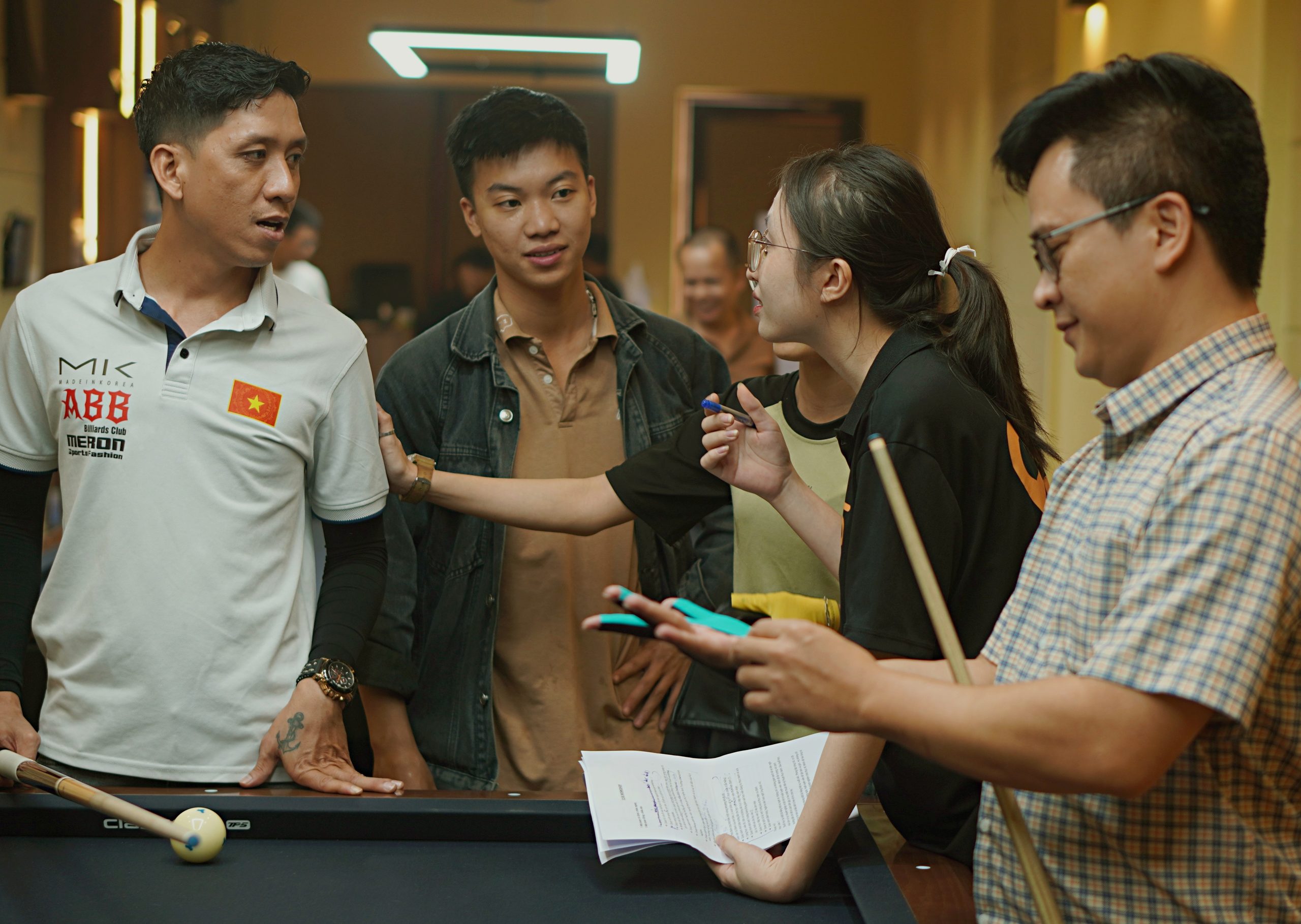 Đội ngũ Nex Agency trao đổi kịch bản trước buổi quay