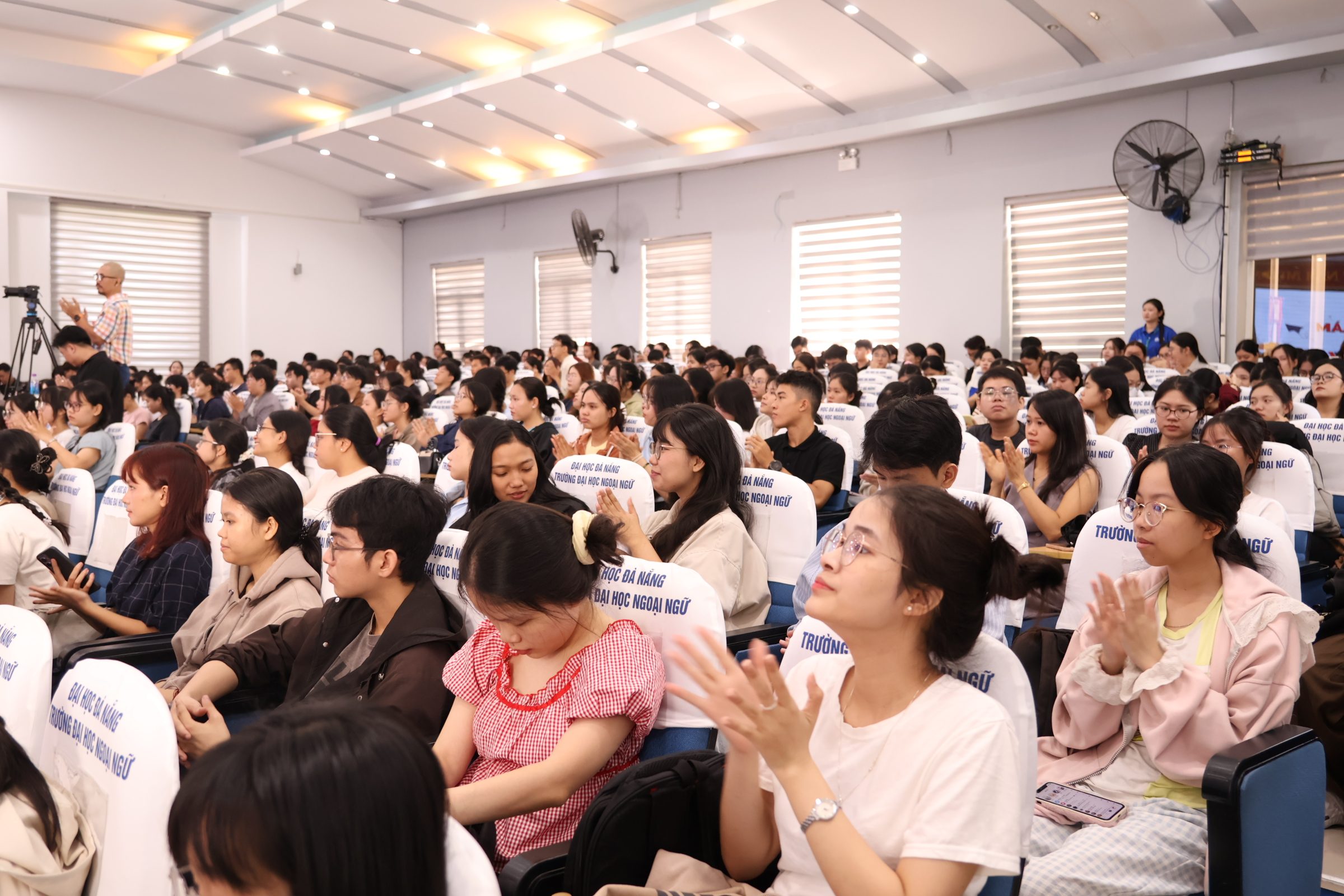 Không khí hội trường