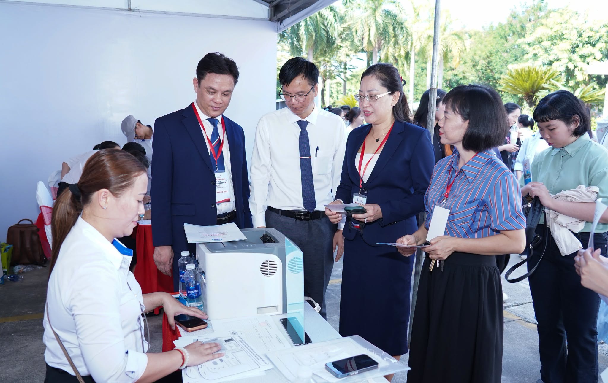 Lãnh đạo tham quan gian hàng