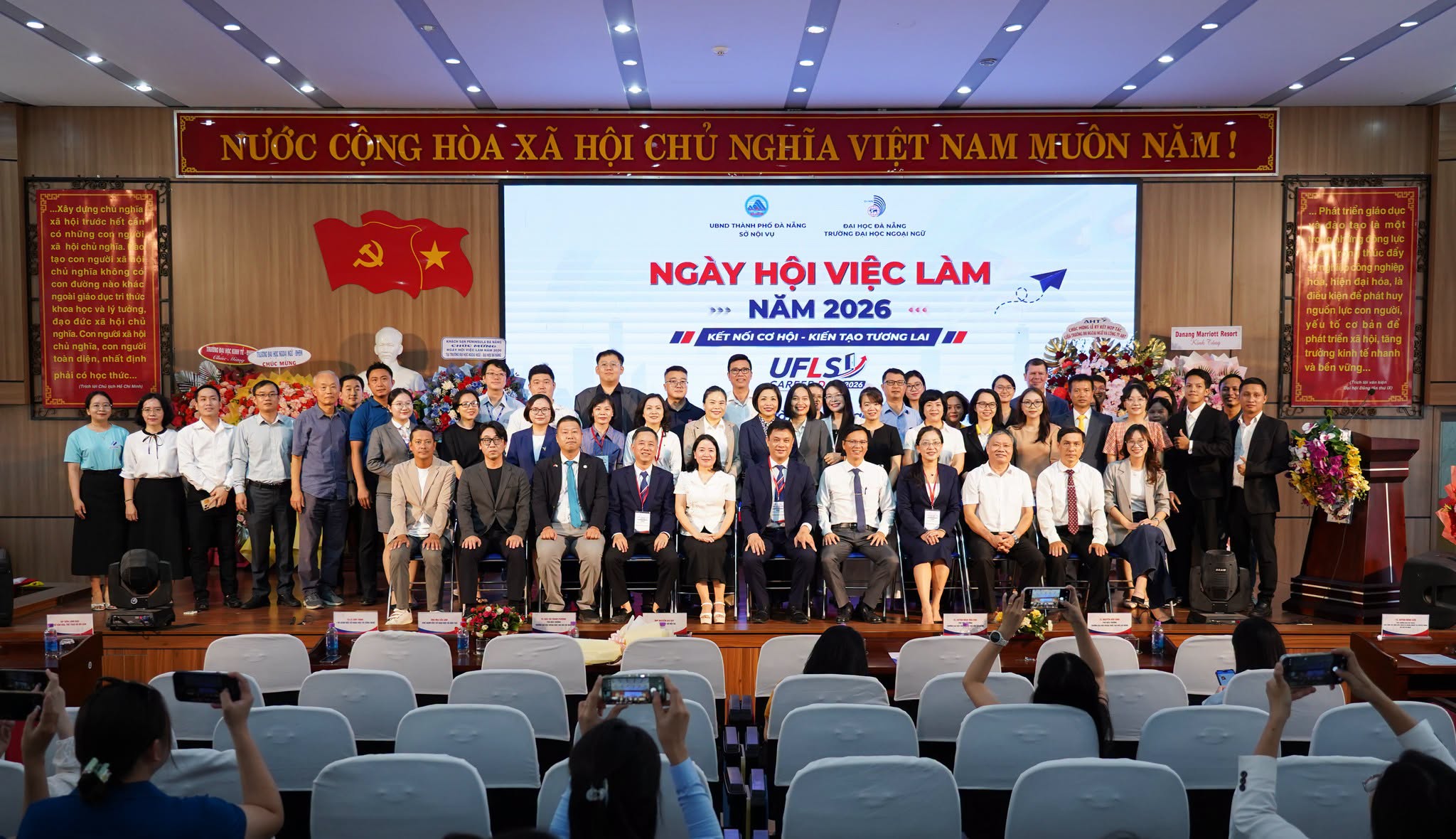Đại biểu chụp ảnh lưu niệm