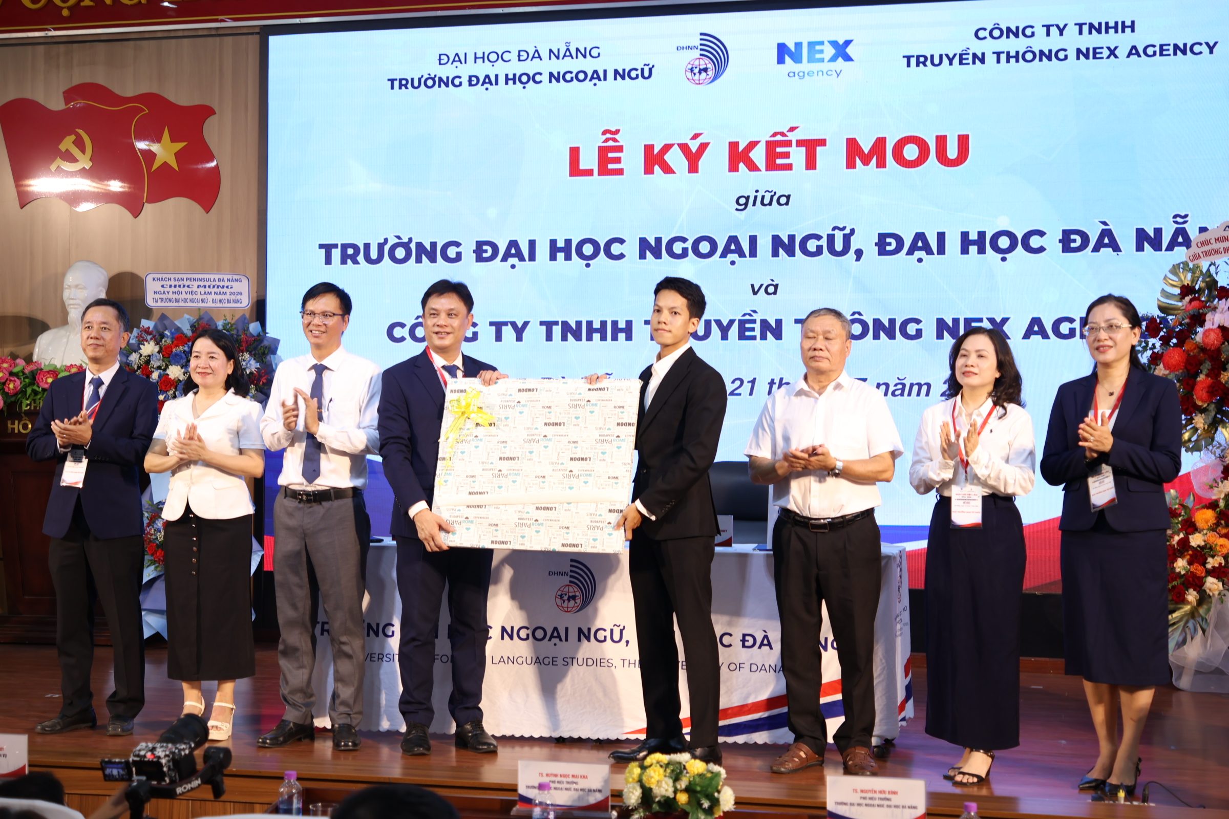 Nex Agency trao quà lưu niệm tại lễ ký kết với Trường ĐH Ngoại ngữ – ĐH Đà Nẵng